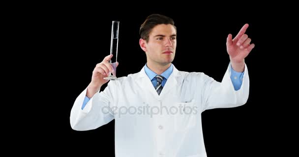 Lekarz za pomocą cyfrowy ekran podczas badania chemiczne w probówce — Wideo stockowe