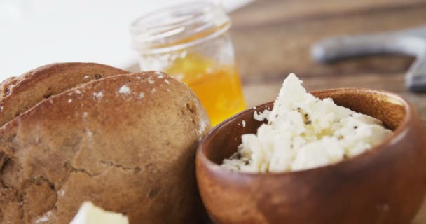 Bochník chleba se sýrem, nůž a džemem — Stock video
