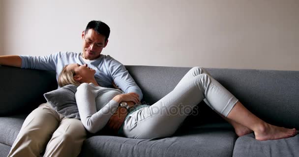 Casal relaxante no sofá — Vídeo de Stock
