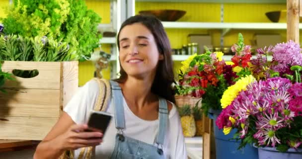 Femme prenant selfie avec fleur de téléphone mobile — Video