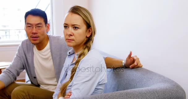 Мужчина и женщина расстроены друг с другом в гостиной — стоковое видео