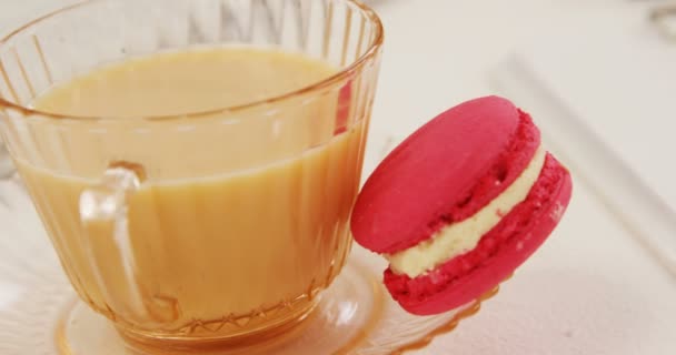 Kopje thee en macaroon — Stockvideo