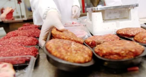 Butcher checking the weight of meat — Stock Video