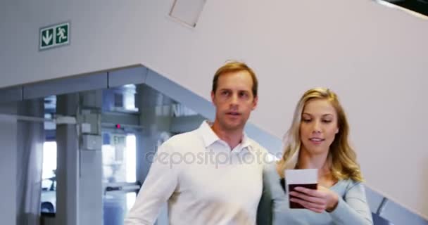 Casal feliz interagindo uns com os outros — Vídeo de Stock