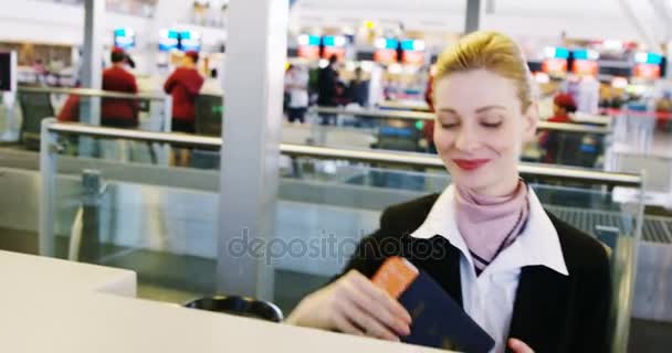 Forretningskvinde viser sit boardingkort ved indtjekningsskranken – Stock-video