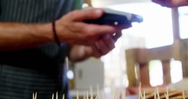 Woman making payment through smartphone — Stock Video