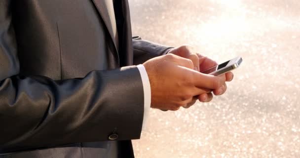 Biznesmen korzystający z telefonu komórkowego — Wideo stockowe
