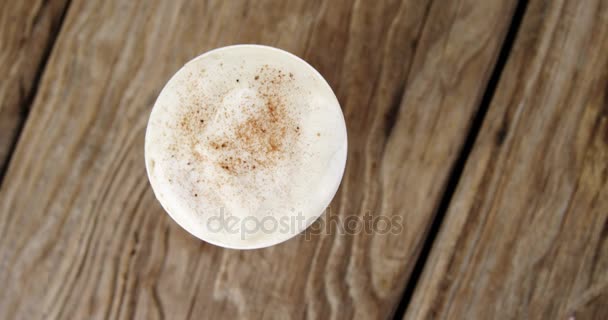Coffee cup on wooden plank — Stock Video