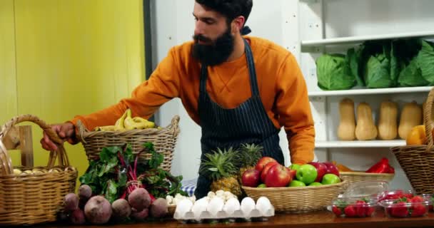 Personal masculino trabajando en el mostrador de verduras — Vídeos de Stock