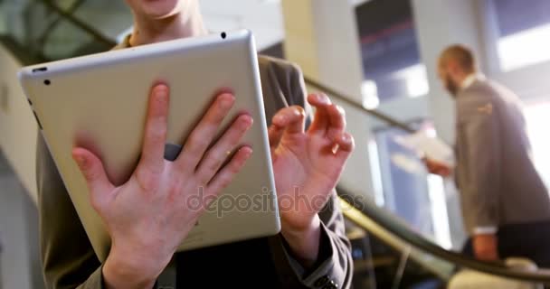 Geschäftsfrau mit digitalem Tablet — Stockvideo