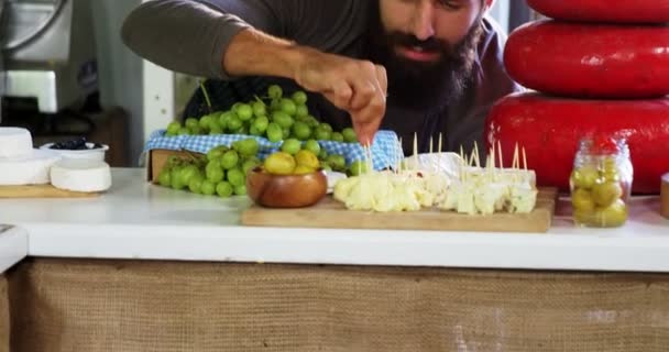 Personal masculino que organiza alimentos en el mostrador — Vídeos de Stock