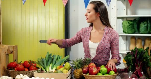 Vrouw winkelen voor groenten — Stockvideo