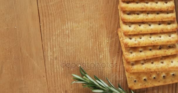 Biscoitos crocantes, ervas de alecrim e carne fatiada — Vídeo de Stock