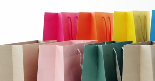 Shopping bag multicolore su sfondo bianco — Video Stock