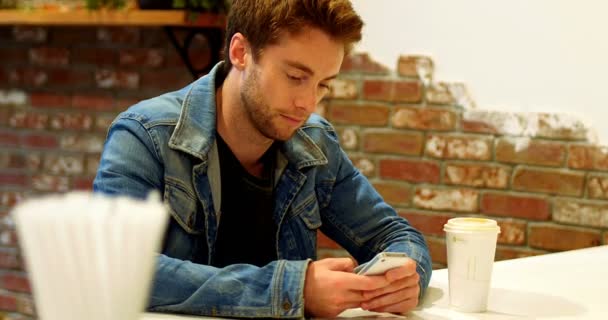 Man using mobile phone at table — Stock Video