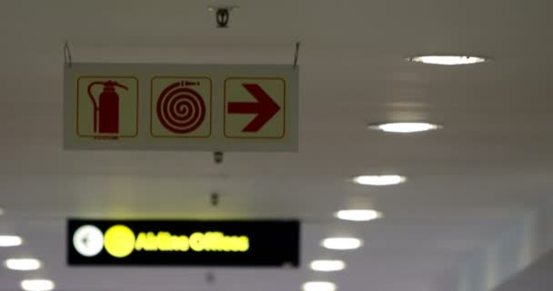 Directionele tekenen in luchthaventerminal — Stockvideo