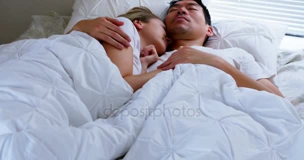 Couple sleeping on bed — Stock Video