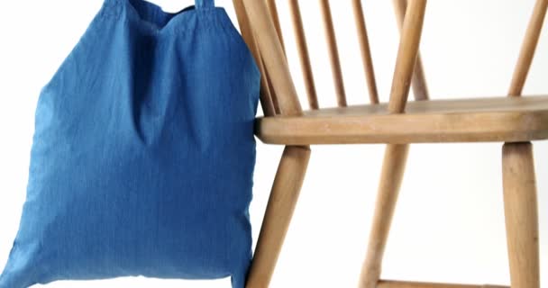 Handtasche hängt auf einem Stuhl — Stockvideo