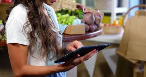 Mujer usando tableta digital — Vídeo de stock