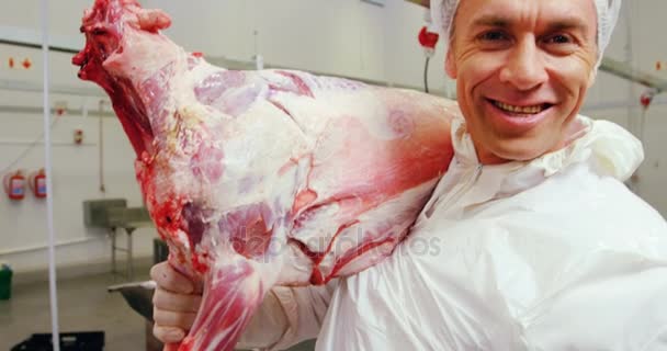 Carniceiro sorridente que transporta carne — Vídeo de Stock