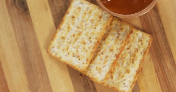 Тертый сыр с хрустящим печеньем и джемом — стоковое видео