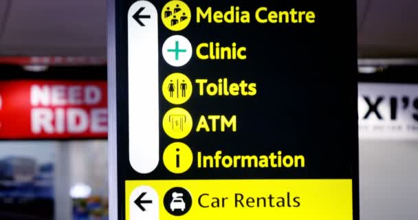 Направляющие знаки в терминале аэропорта — стоковое видео