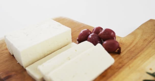 Rebanadas de queso con aceitunas rojas y hierbas de romero — Vídeo de stock