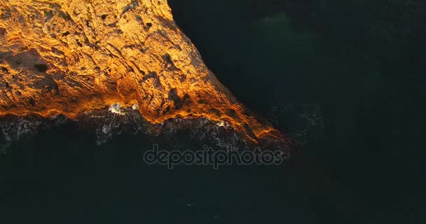 Flygfoto över vackra cliff och havet — Stockvideo