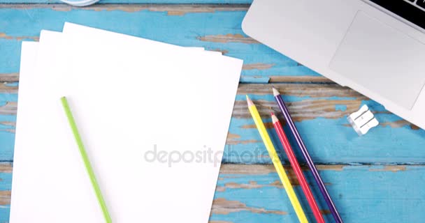 Pencil holder, laptop and sheets of paper — Stock Video