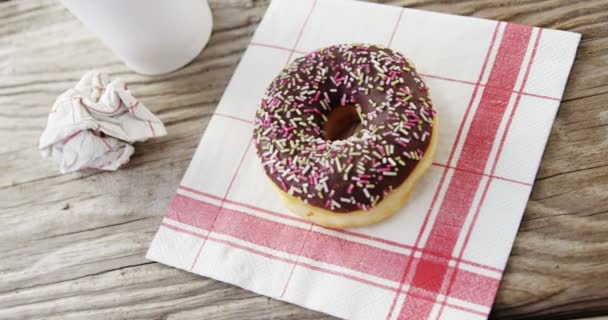 Segno di rossetto su tazza di caffè e ciambella al cioccolato con spruzzi — Video Stock