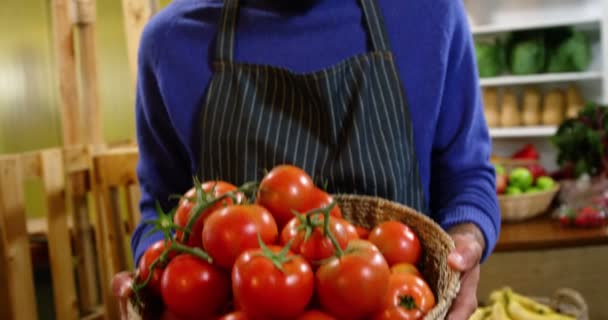 Ler manliga anställda som innehar en spjällåda av färska grönsaker på stormarknad — Stockvideo