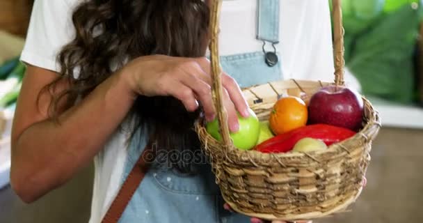 Femme sélectionnant les poivrons dans la section bio — Video