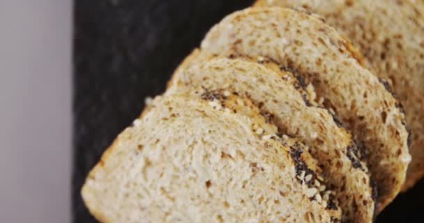 Dilim ekmek, üzüm ve peynir — Stok video