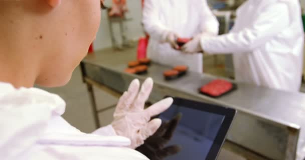 Carnicero femenino usando tableta digital — Vídeos de Stock