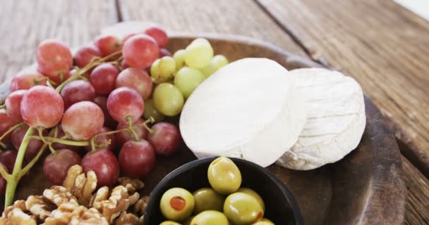 Queso con aceitunas, nueces y uvas — Vídeo de stock