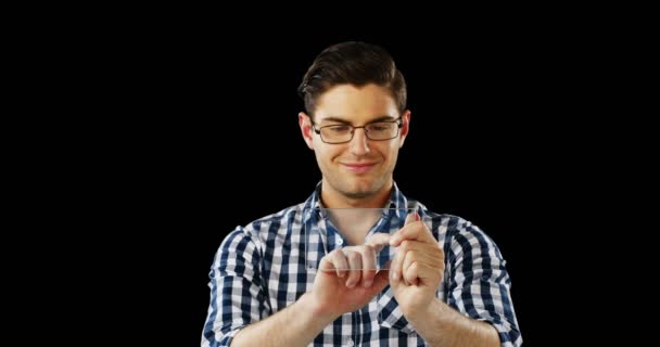 Hymyilevä mies käyttäen futuristinen digitaalinen tabletti — kuvapankkivideo
