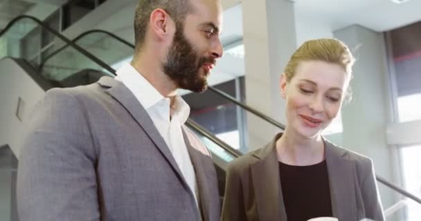 Gente de negocios discutiendo sobre tableta digital — Vídeos de Stock