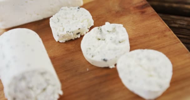 Slices of cheese on wooden board — Stock Video