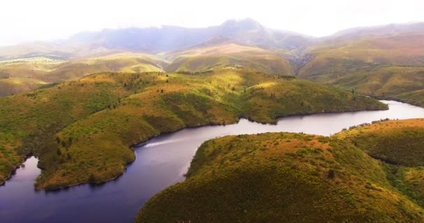 Vista del hermoso lago — Vídeos de Stock