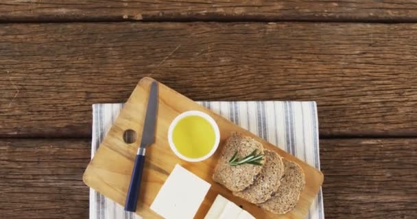 Кусочки хлеба, сыра, соуса и ножа — стоковое видео