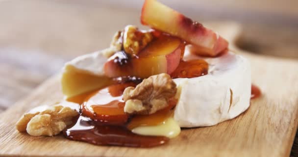 Cheese topped with walnut, fruits and sauce — Stock Video