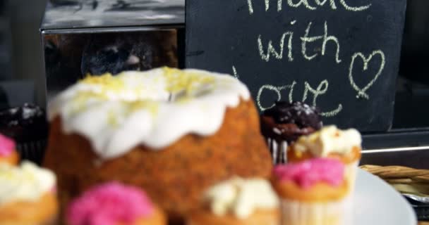 与美味的甜点，在柜台上的托盘 — 图库视频影像