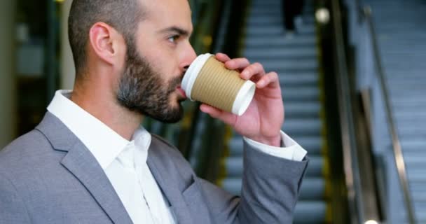 Empresario tomando café de la taza desechable — Vídeos de Stock