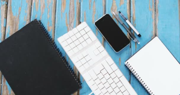 Dagbok, tangentbord, smartphone och pennor — Stockvideo