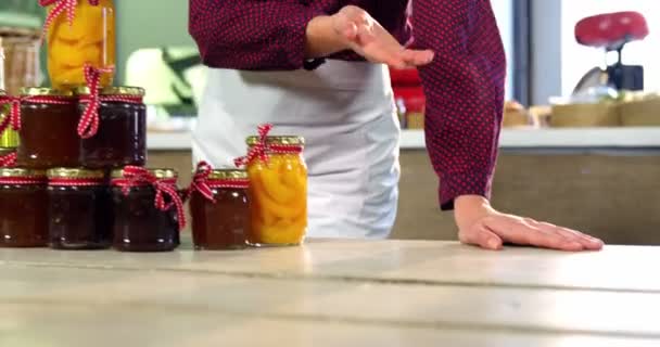 Női személyzet üvegek megőrzi és olívaolaj a számláló — Stock videók