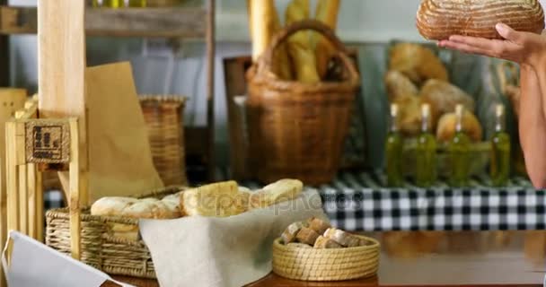 Lächelnde Frau mit einem Laib Brot — Stockvideo