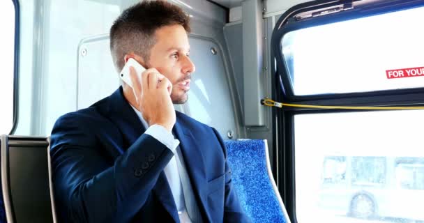 Businessman talking on mobile phone while travelling — Stock Video