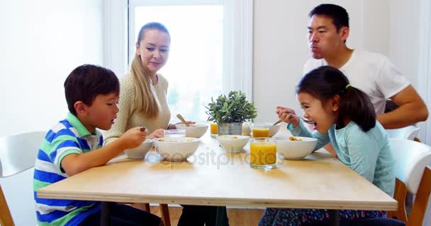 Familia feliz desayunando — Vídeo de stock
