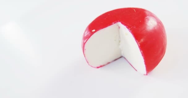 Roter Käse auf weißem Hintergrund — Stockvideo