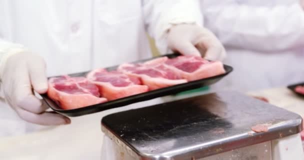 Slager houden een lade van rauw vlees — Stockvideo